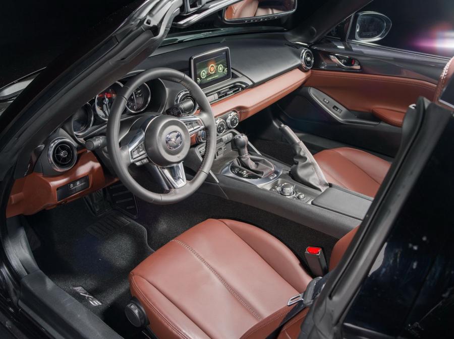 Интерьер Mazda MX-5 RF Launch Edition 2016 года  (фото 7 из 7)